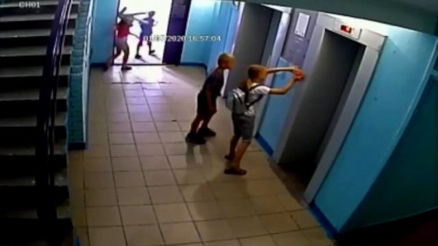 Беспредел в подъезде дома смотреть онлайн