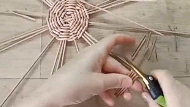 Круглое дно из газетных трубочек.