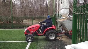 Засыпка искусственной травы. Уход за искусственной травой. Подсыпка футбольного поля .profgrass.ru