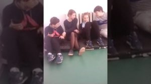 ДЕТИ ЦЕЛУЮТСЯ НА УРОКЕ - ФИЗРЫ!