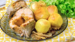 Праздничная вкуснятина.
ФОРЕЛЬ, ЗАПЕЧЁННАЯ С КАРТОФЕЛЕМ