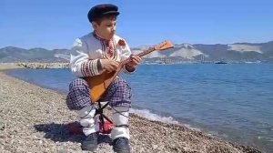 "На поле танки грохотали". На балалайке.