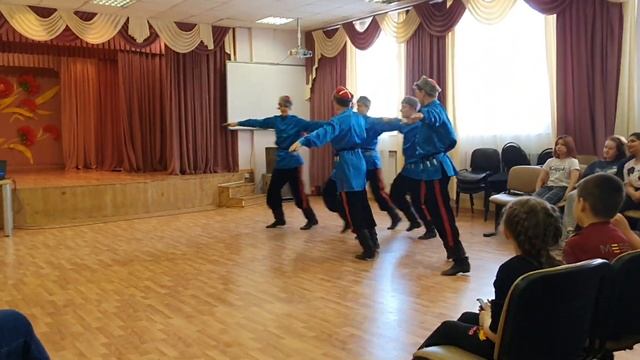 Казачий танец с шашками. Танцевальный ансамбль "Юность" г.Жуковский Балетмейстер Сорвачев А.А. смотреть онлайн