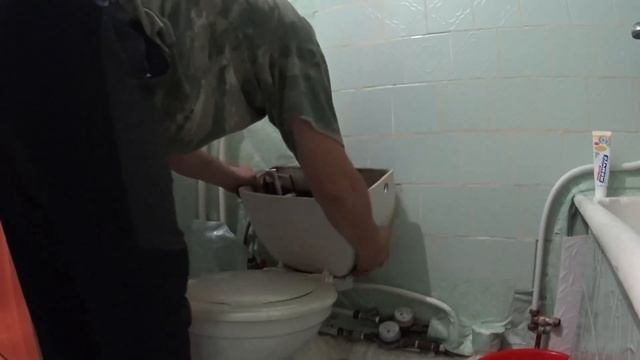 Устранение протечки между унитазом и бачком