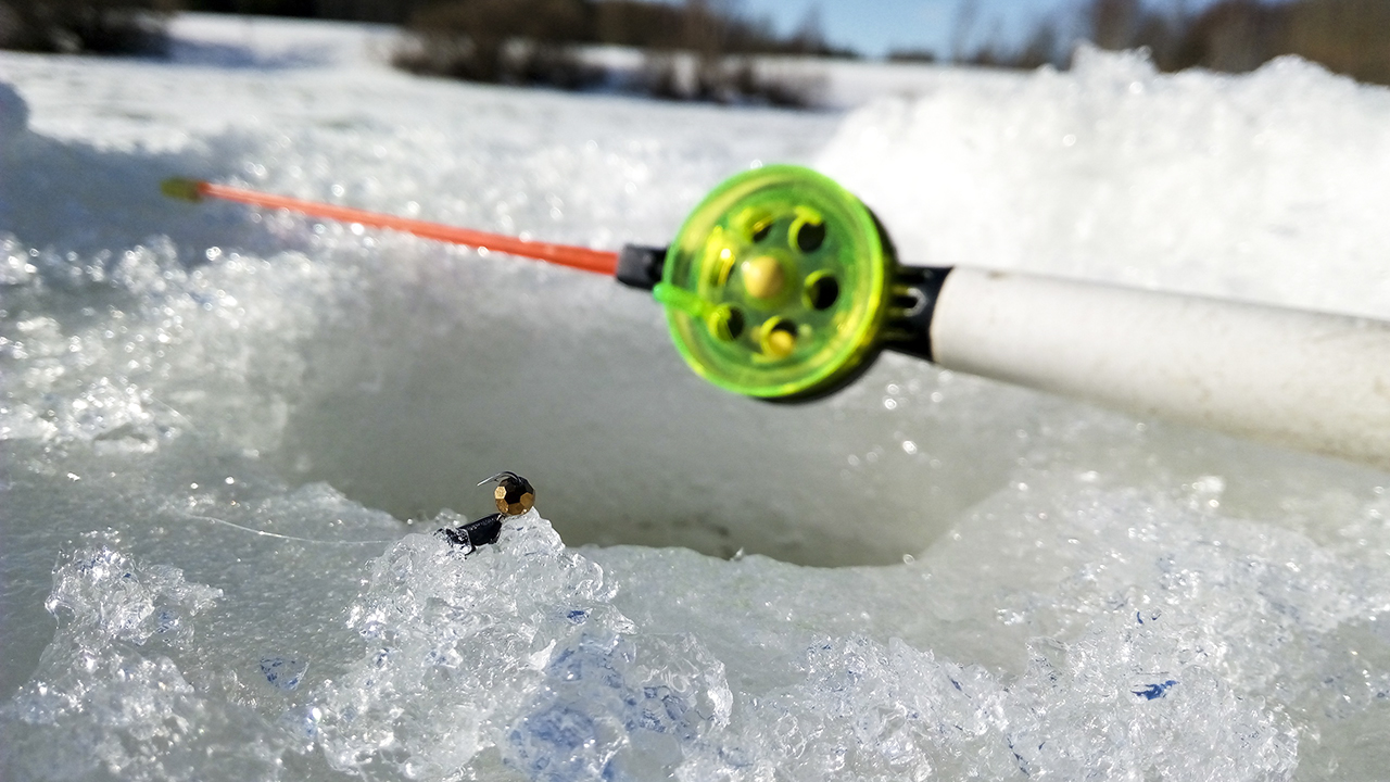 Эта безмотылка ЛОВИТ, там где ДРУГИЕ НЕ МОГУТ! Рыбалка со льда в марте 2022
