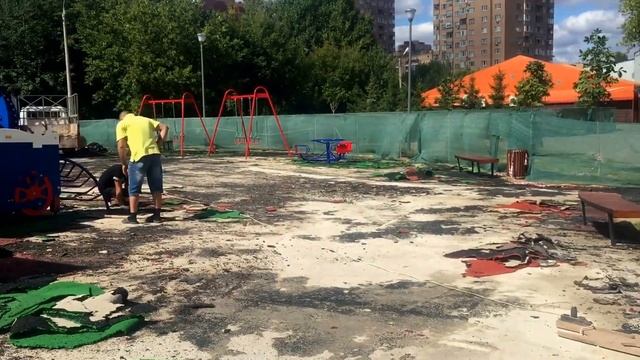 Укладка бесшовных резиновых покрытий детских и спортивных площадок из резиновой крошки и ЭПДЕМ
