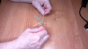 Связать два шнура, хирургическим узлом.