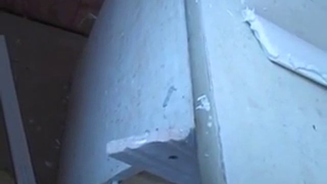 Как приклеить багет (плинтус, бордюр) на потолок своими руками