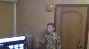 Мальчик читает рэп для мамы на День рождения