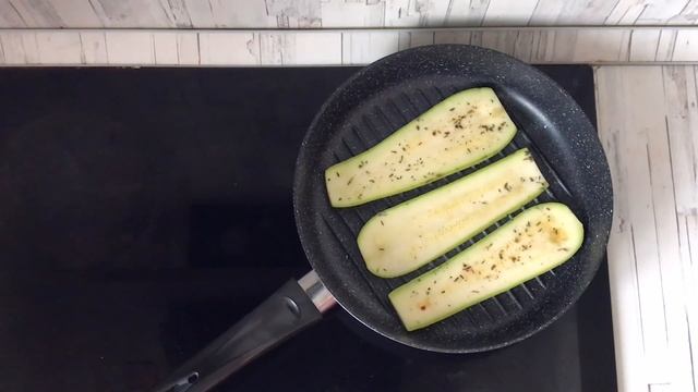 КАК ПРИГОТОВИТЬ КАБАЧКИ НА СКОВОРОДЕ ГРИЛЬ БЕЗ МАСЛА? Постная горячая закуска без чеснока