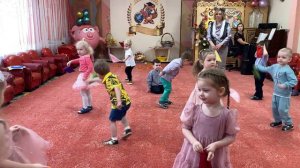 Танец-иггра с платочками. "Вот какой платочек мой!" Группа №8 "Знайки" (2-3 года)