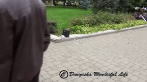 Уличный музыкант играет на электроскрипке