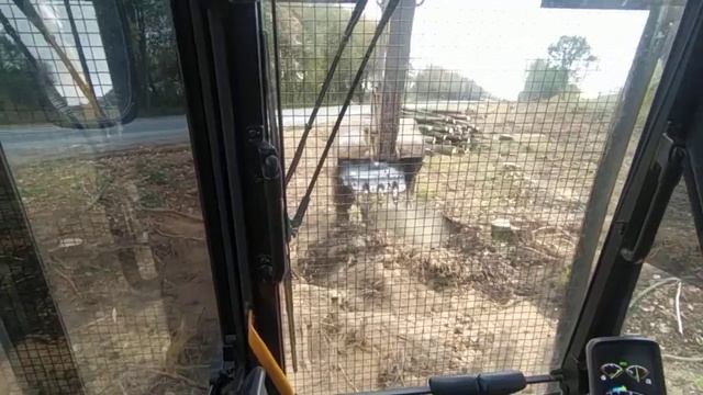 Выкарчёвваю пни, расчистка обочины, Volvo 220.