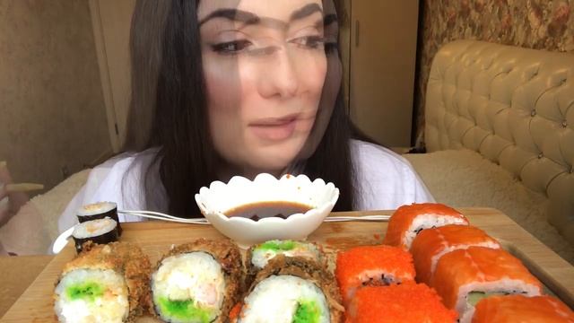 МУКБАНГ РОЛЛЫ ?/ СУШИ РОЛЛЫ ИТИНГ НЕ АСМР/ ОТВЕЧАЮ НА ВОПРОСЫ/ MUKBANG SUSHI ROLLS