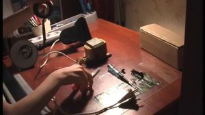 мальчик 8 лет подключает лампу ДРЛ к дросселю