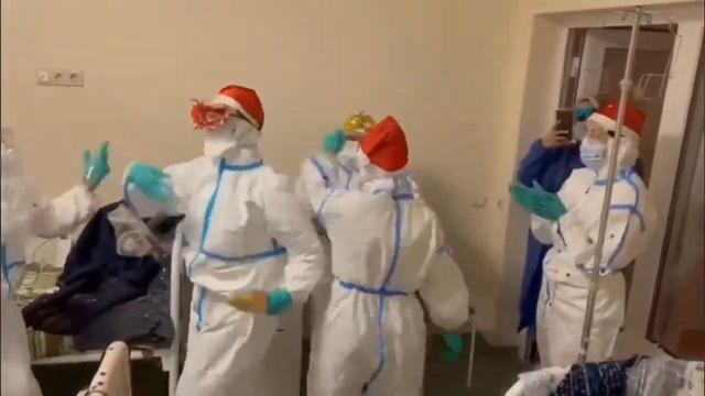 Врачи ковид госпиталя поздравляют пациентов с Новым годом смотреть онлайн
