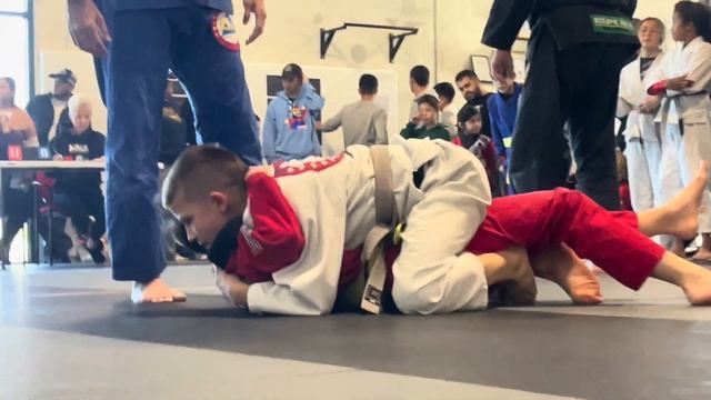 Junior BJJ- no submission Gi tournament, 9 year old grey belt First fight смотреть онлайн