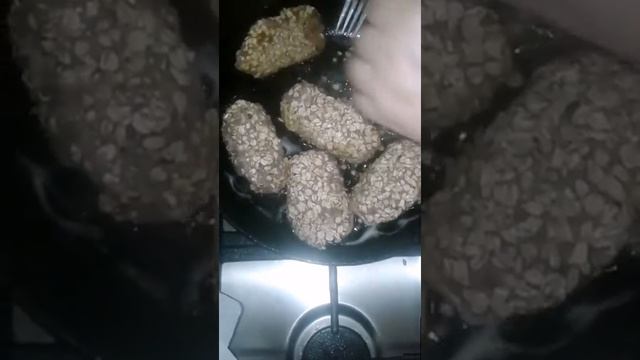 Диетические котлеты из фасоли и грибов плюс салатик