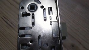 Как сменить положение защелки замка. Смена положения защелки право-лево.