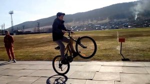 Учимся ездить на заднем колесе:D.
