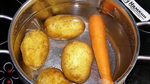 Холодный суп со свеклой и свежими огурцами