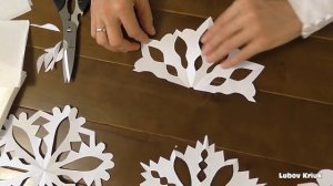 Новогодняя снежинка из бумаги своими руками  Гирлянда из снежинок