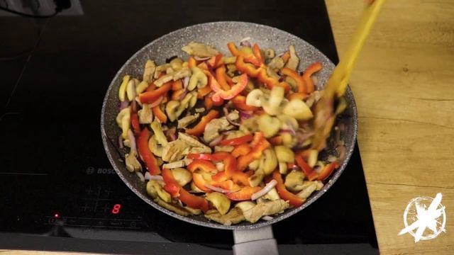 Cвинина на сковороде | пряная свинина с овощами и грибами