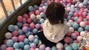 Малена играет в одной из красивейших игровых комнат Москвы