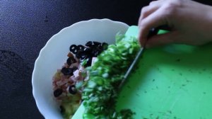 Салат из квашеной капусты с картошкой вкусный и достаточно сытный .