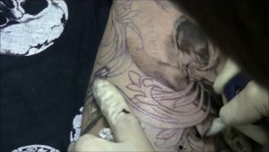 tattoo_процесс нанесения татуировки_ череп.wmv