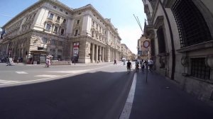 Walking in Via del Corso