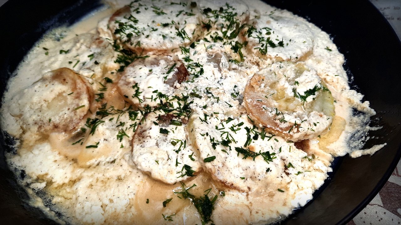 Кабачки с луком, тушенные в сметанно - чесночном соусе / Летний рецепт вкуснятины!