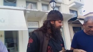 ΠΟΙΟΣ ΦΤΑΊΕΙ; Ο ΆΛΛΟΣ Ο ΠΑΡΑΛΛΟΣ