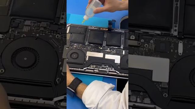 Замена аккумулятора на Macbook Pro 2016 A1707 A1709 (пробило днище)