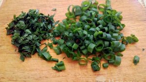 Динетический салат из помидоров с сухариками и семечками