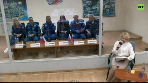 Экипаж космического корабля «Союз МС-19» проводит предстартовую пресс-конференцию — LIVE
