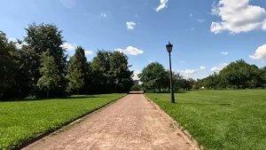 Спеша на кесарево, хирург забыл сына в магазине… А просмотрев камеры, замер от того, кто его забрал