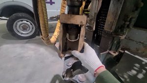 Достаём буровые штанги из скважины.Работа,устройство элеватора.#буровоедело #элеватор