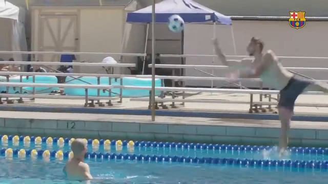 Игроки Барсы забавляются в бассейне! смотреть онлайн