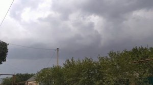 СИЛЬНАЯ ГРОЗА. МОЩНАЯ МОЛНИЯ, ОБРУШИЛСЯ СИЛЬНЫЙ ГРОЗОВОЙ ЦИКЛОН.