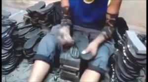 Обувь из старых покрышек как делает смотреть ?