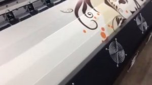планка снятия статики установлена на широкоформатном принтере плоттере