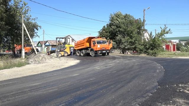 На улице Вокзальная ведется укладка основного слоя асфальтового покрытия. смотреть онлайн