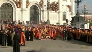 Тысячи верующих встретили ковчег с мощами Николая ...тавленный в Москву специальным рейсом из Италии