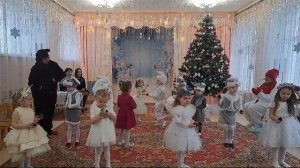 Танец с шишками в младшей группе