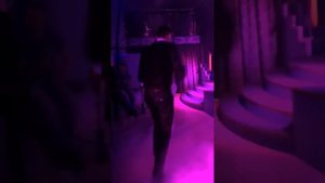 Парень отжигает в клубе