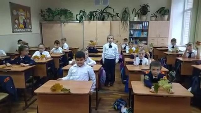 С Днем отца поздравляют дети в школе.