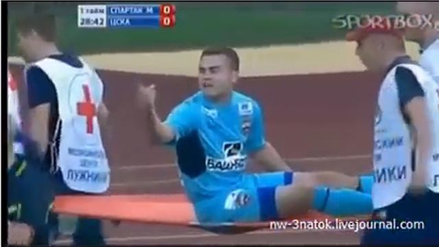 Коментаторы объясняют что сказал Акинфеев Велитону.mp4