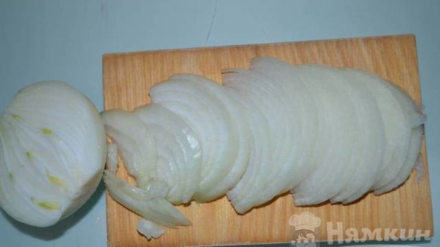 Тушеный минтай с луком и морковью на сковородке