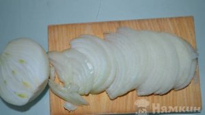 Тушеный минтай с луком и морковью на сковородке
